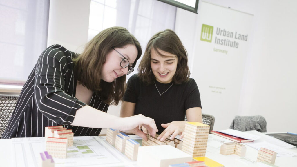 Zwei Schülerinnen arbeiten an ihrem UrbanPlan Model